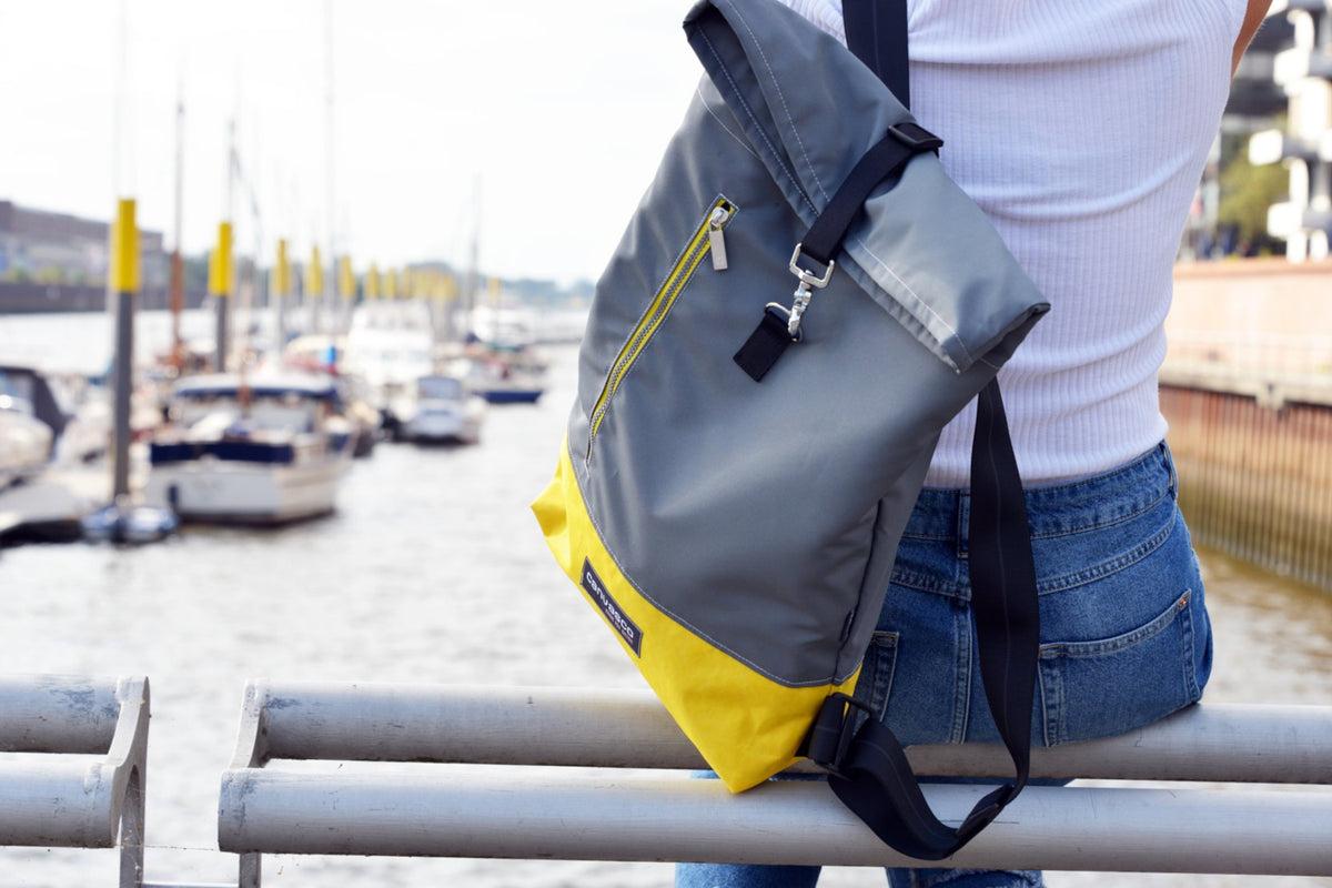 Rucksack CANVASCO "Wanda" / Segeltuch dunkelgrau / Reißverschluss gelb / Boden gelb