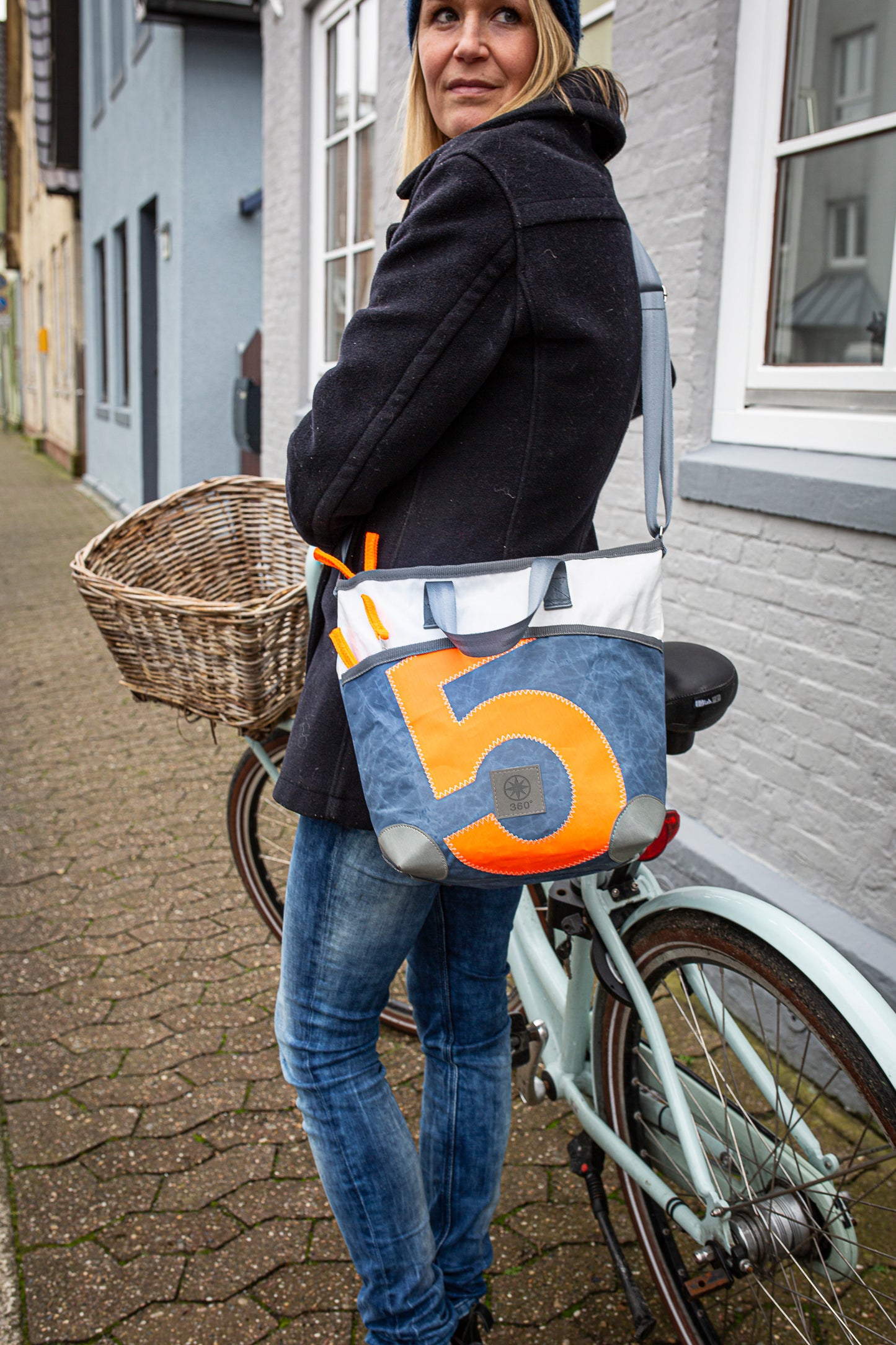 Damen Handtasche 360 Grad "Deern Mini" / Segeltuch grau weiß / Motiv Zufallszahl orange