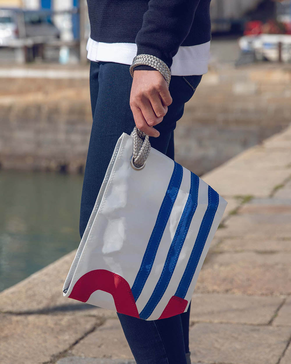 Kosmetiktasche "Die Midinette" by 727 Sailbags / Segeltuch weiß blau / Motiv 2 rot