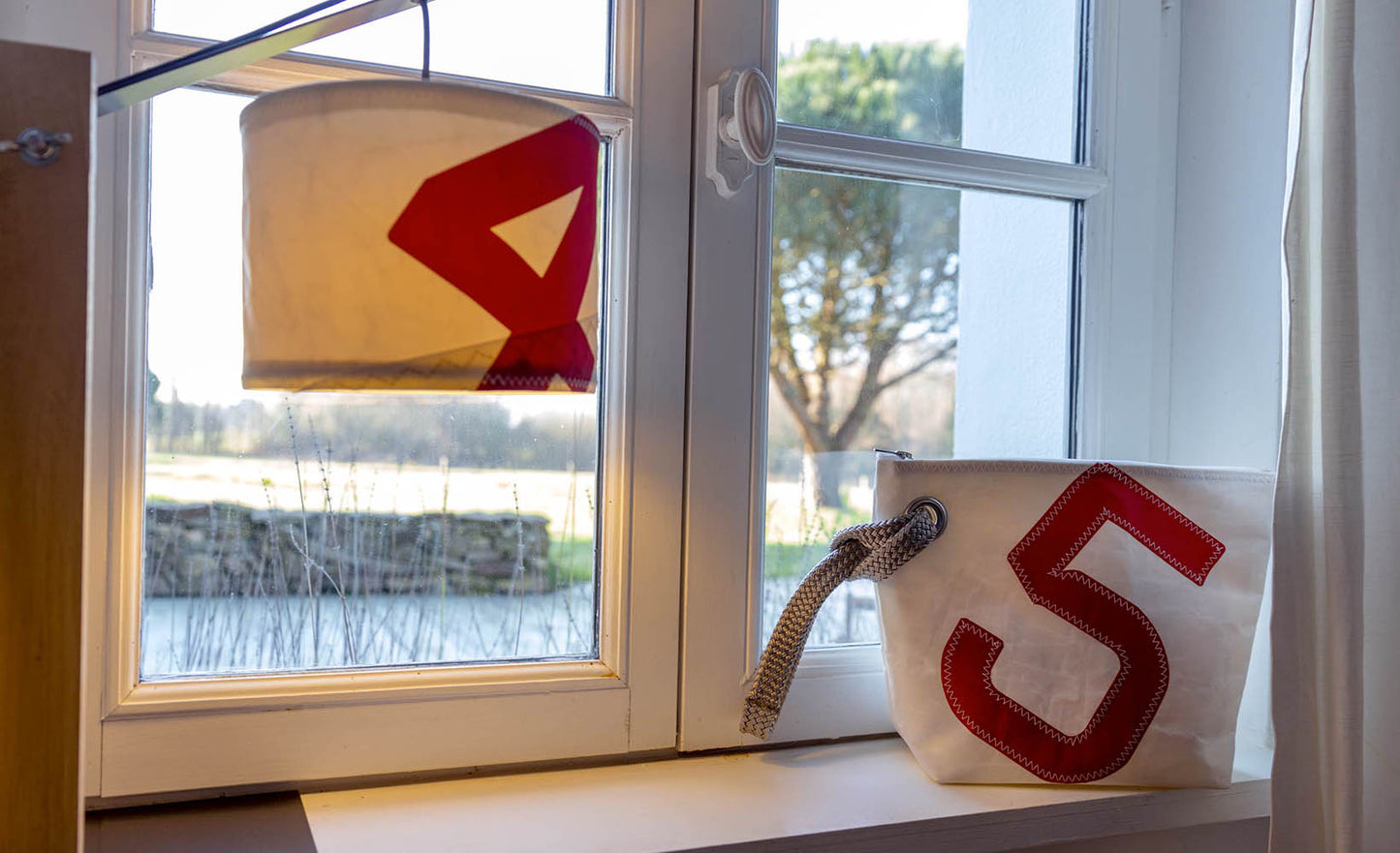 Kosmetiktasche "Die Midinette" by 727 Sailbags / Segeltuch weiß / Motiv 5 rot