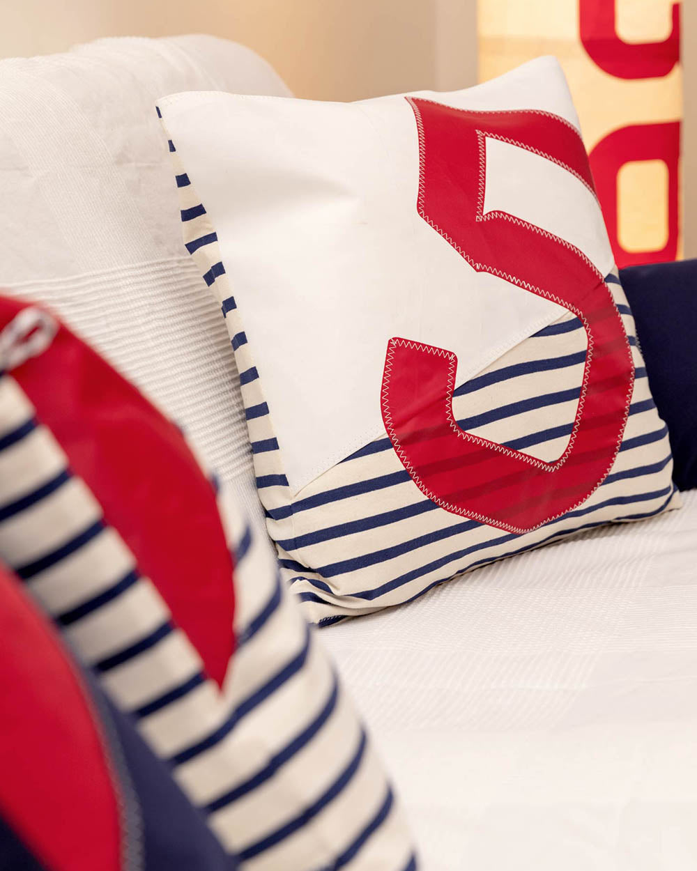 Sofakissen 50 x 50 cm by 727 Sailbags / Segeltuch weiß blau / Motiv 5 rot