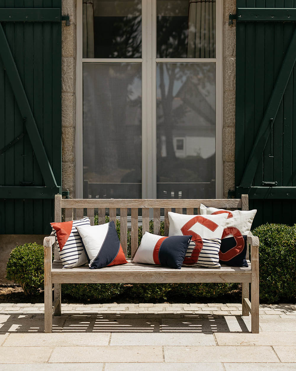 Sofakissen 50 x 50 cm by 727 Sailbags / Segeltuch weiß blau / Motiv 5 rot