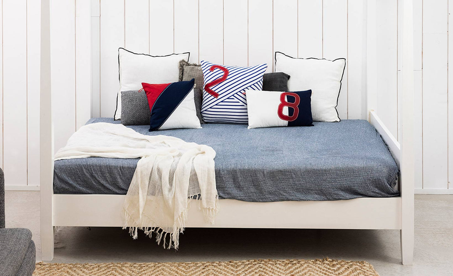 Sofakissen 50 x 50 cm by 727 Sailbags / Segeltuch weiß navy / Motiv 6 rot