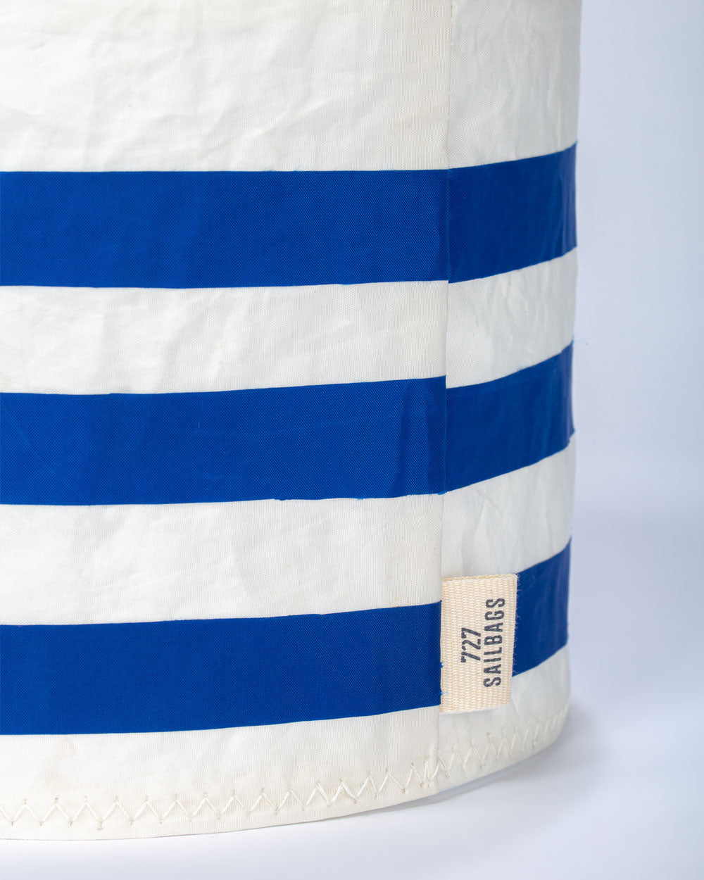 Schreibtischlampe by 727 Sailbags / Segeltuch weiß blau / Motiv 5 rot