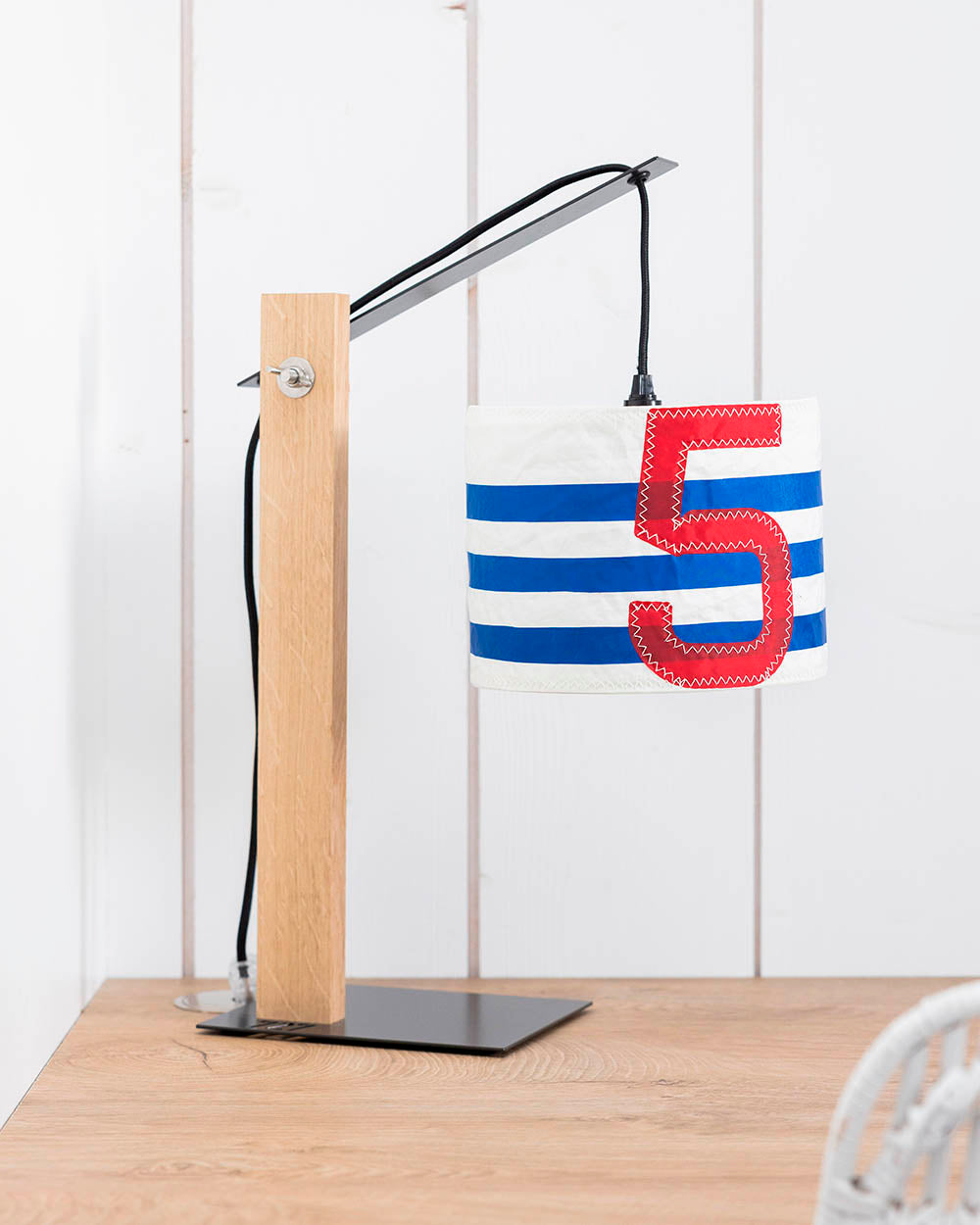 Schreibtischlampe by 727 Sailbags / Segeltuch weiß blau / Motiv 5 rot