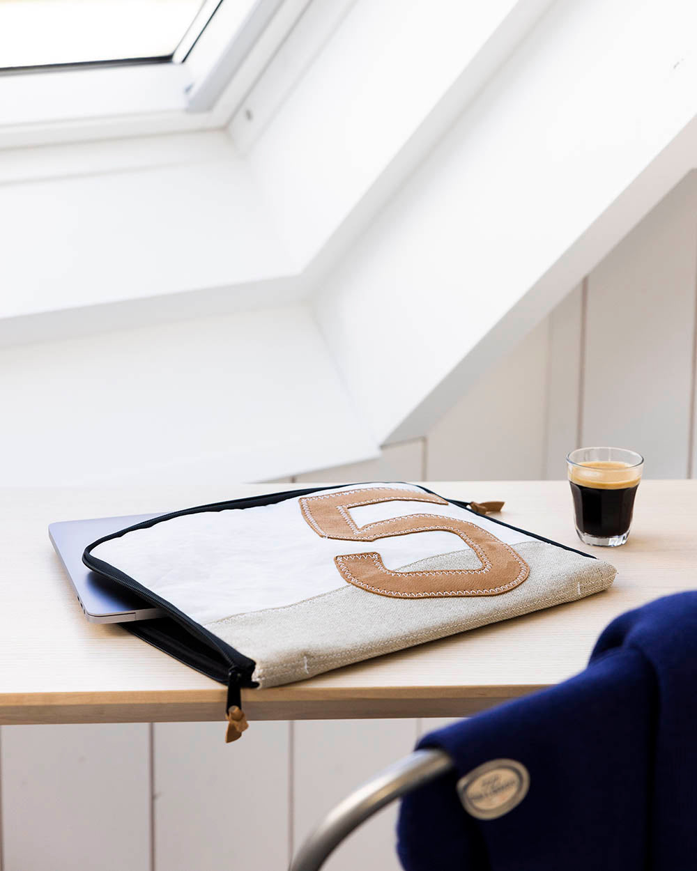 Laptophülle "MacBook 13 Zoll" by 727 Sailbags / Segeltuch weiß / Boden Leinen / Motiv 5 Leder