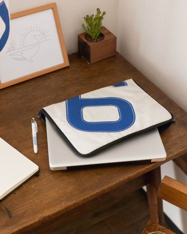 Laptophülle "MacBook 13 Zoll" by 727 Sailbags / Segeltuch weiß / Motiv 9 blau