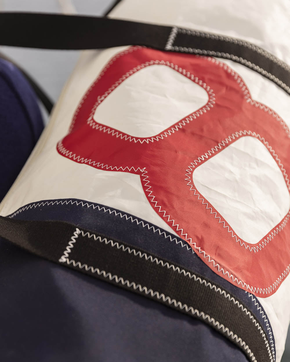 Reisetasche "Onshore" by 727 Sailbags / Segeltuch weiß navy / Motiv 8 rot