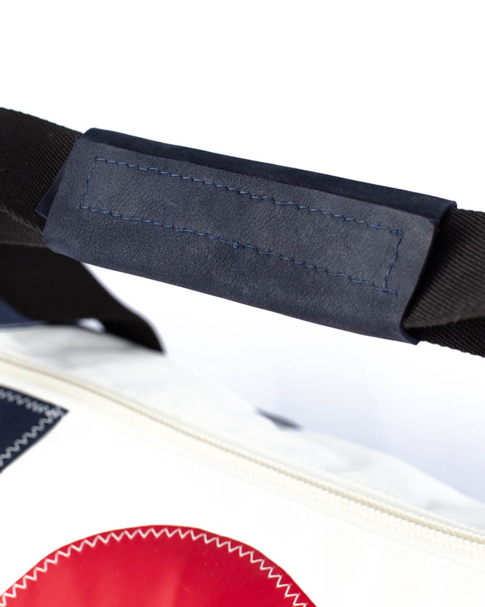 Reisetasche "Onshore" by 727 Sailbags / Segeltuch weiß navy / Motiv 8 rot
