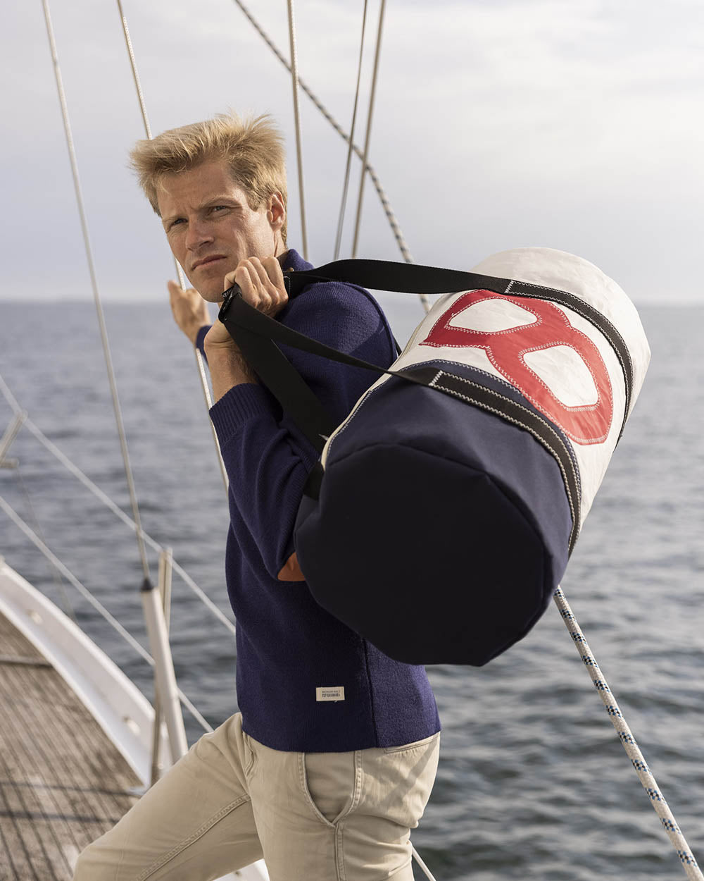 Reisetasche "Onshore" by 727 Sailbags / Segeltuch weiß navy / Motiv 8 rot