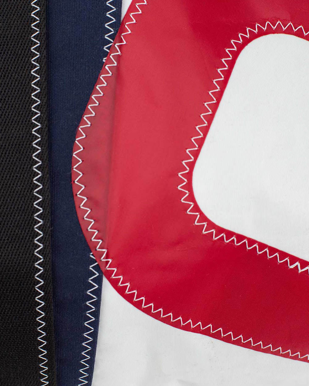 Reisetasche "Onshore" by 727 Sailbags / Segeltuch weiß navy / Motiv 8 rot