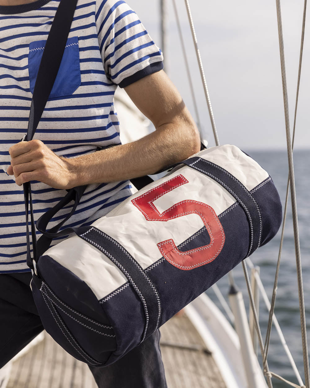 Reisetasche "Polochon" by 727 Sailbags / Segeltuch weiß / Boden navy / Motiv 5 rot