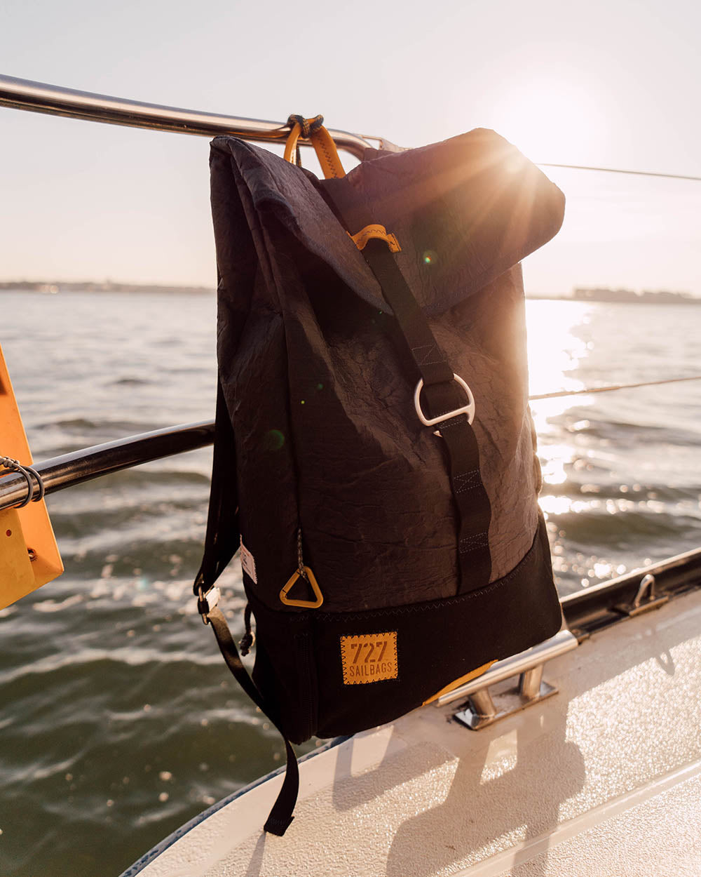 Rucksack "Dinghy" by 727 Sailbags / Segeltuch schwarz / Boden schwarz