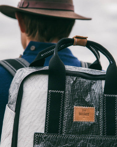 Rucksack "Wally" by 727 Sailbags / Segeltuch weiß schwarz / Boden schwarz