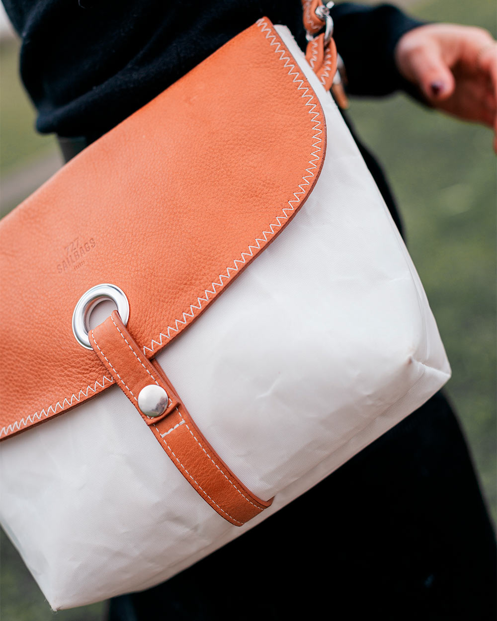 Damen Umhängetasche "Calypso" by 727 Sailbags / Segeltuch weiß / Lasche Leder