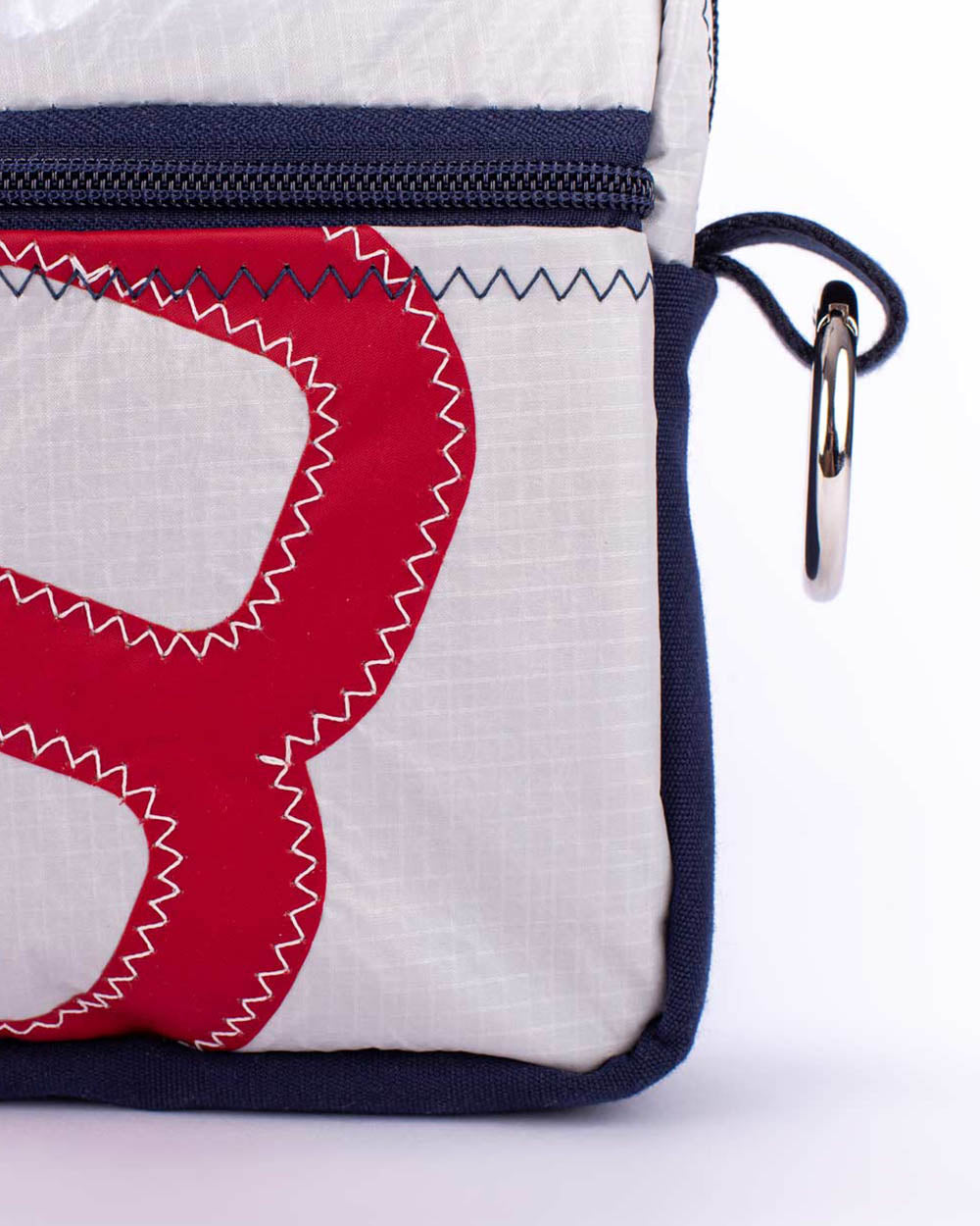 Umhängetasche " Max" by 727 Sailbags / Segeltuch weiß / Motiv 8 rot