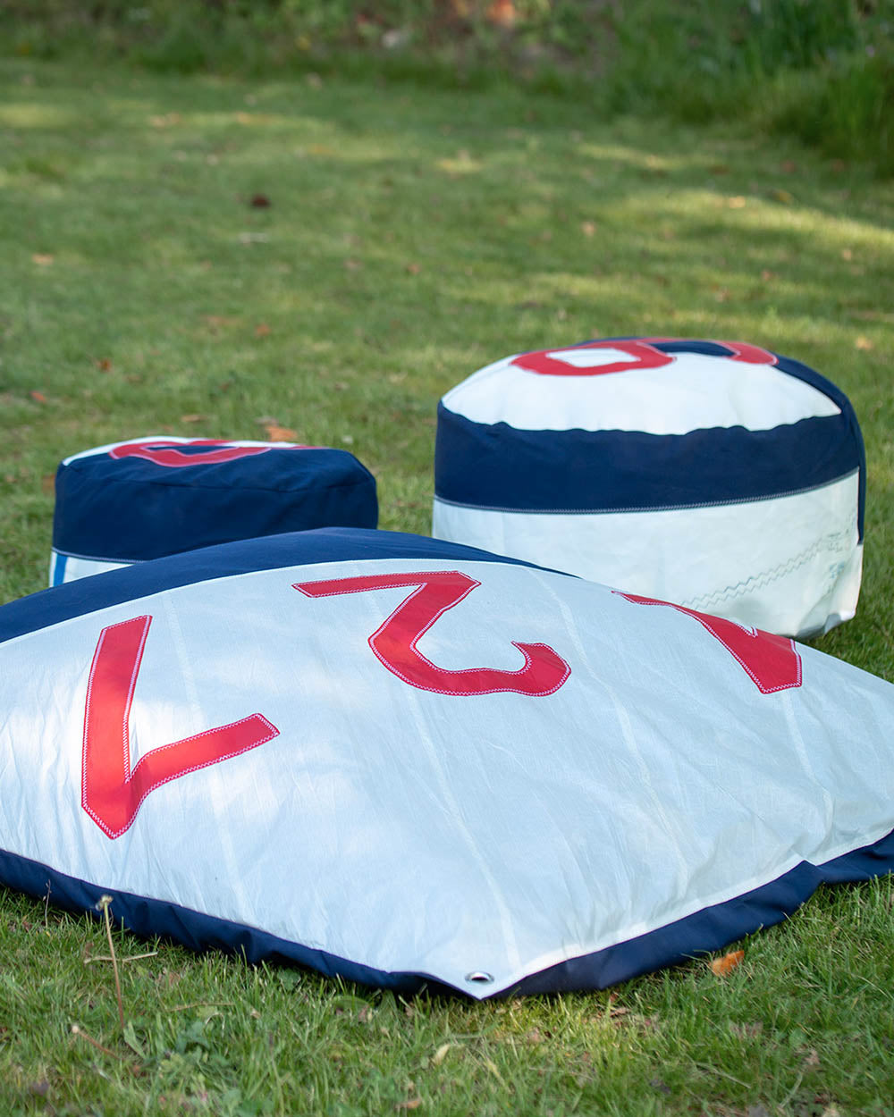 Sitzsack Sitzkissen "Maxi" by 727 Sailbags / Segeltuch weiß / Boden navy / Motiv 472 rot