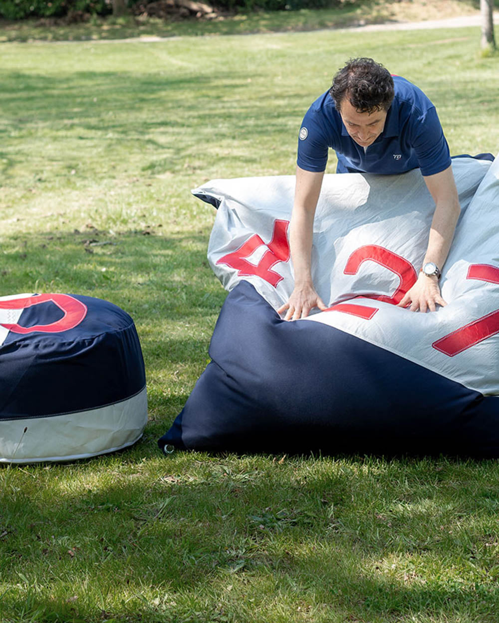 Sitzsack Sitzkissen "Maxi" by 727 Sailbags / Segeltuch weiß / Boden navy / Motiv 472 rot