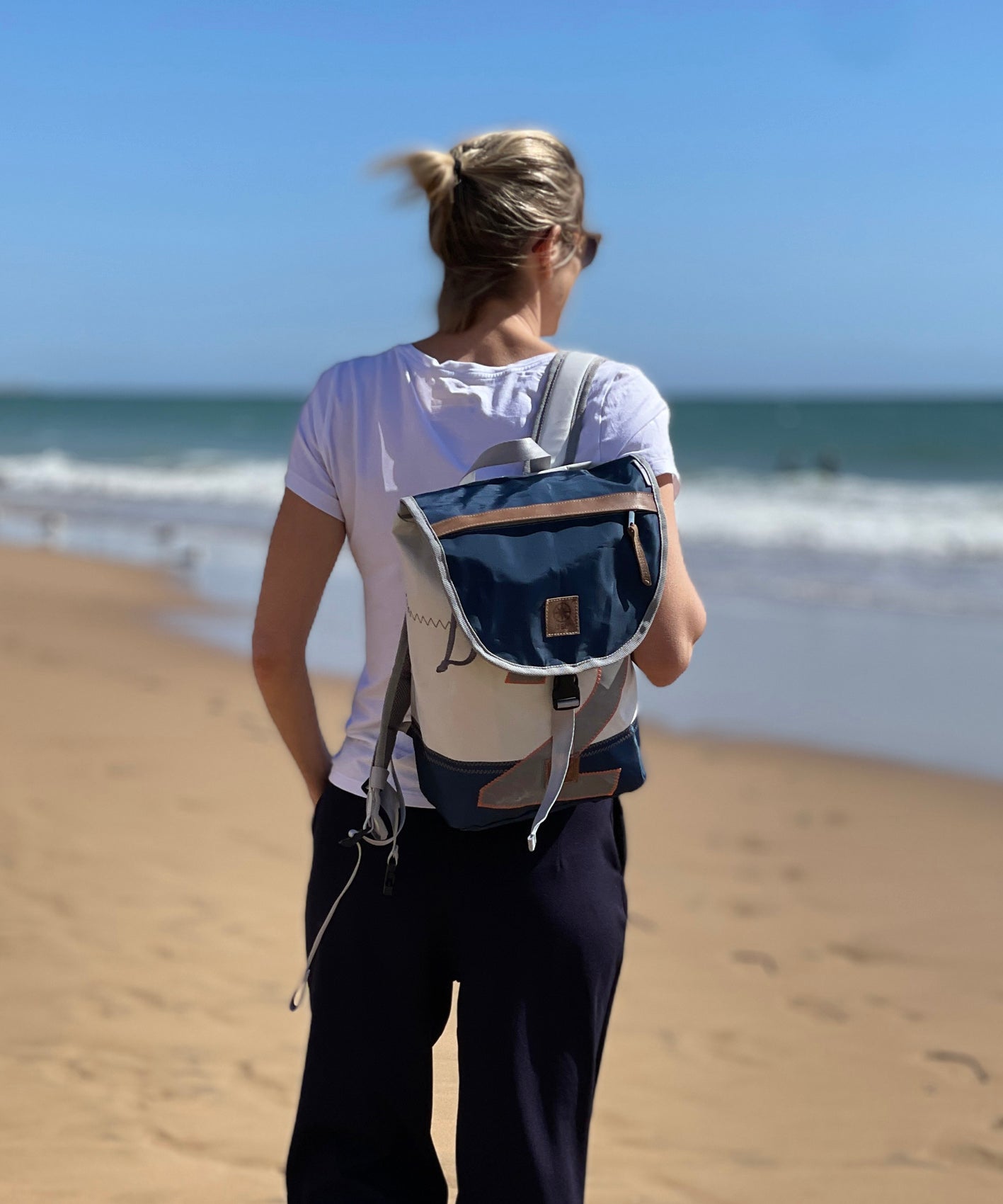 Rucksack 360 Grad "Landgang Mini" / Segeltuch weiß blau / Motiv Zufallszahl grau
