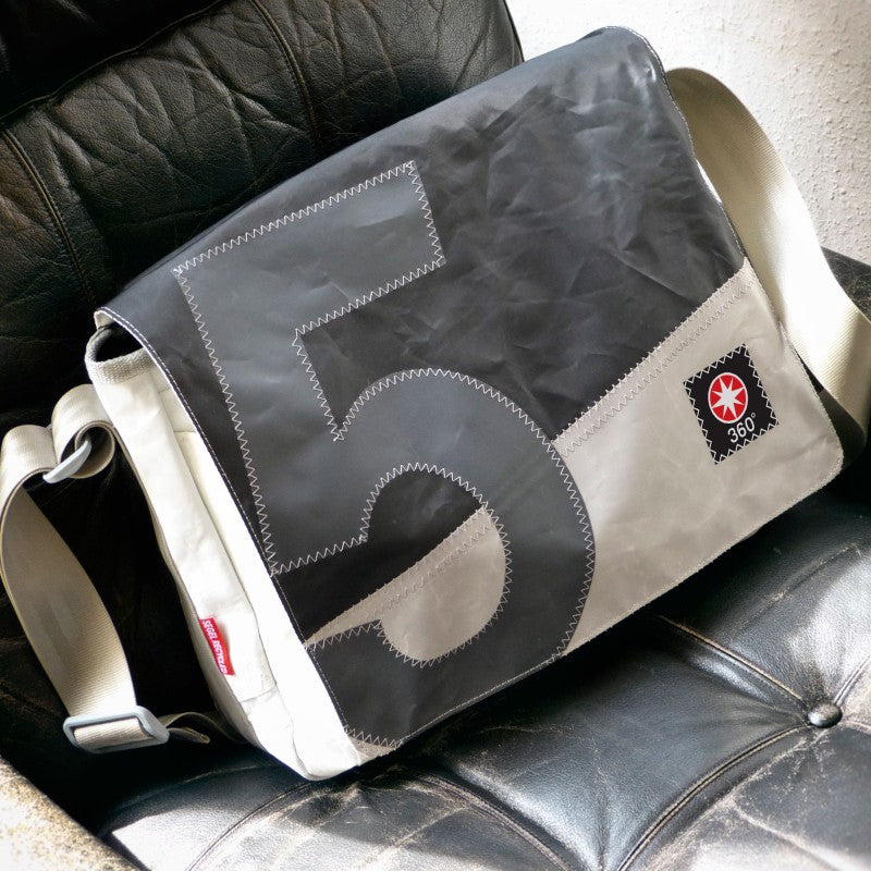 Laptoptasche,weiss,schwarz/grau, Zahl grau, Gurt grau