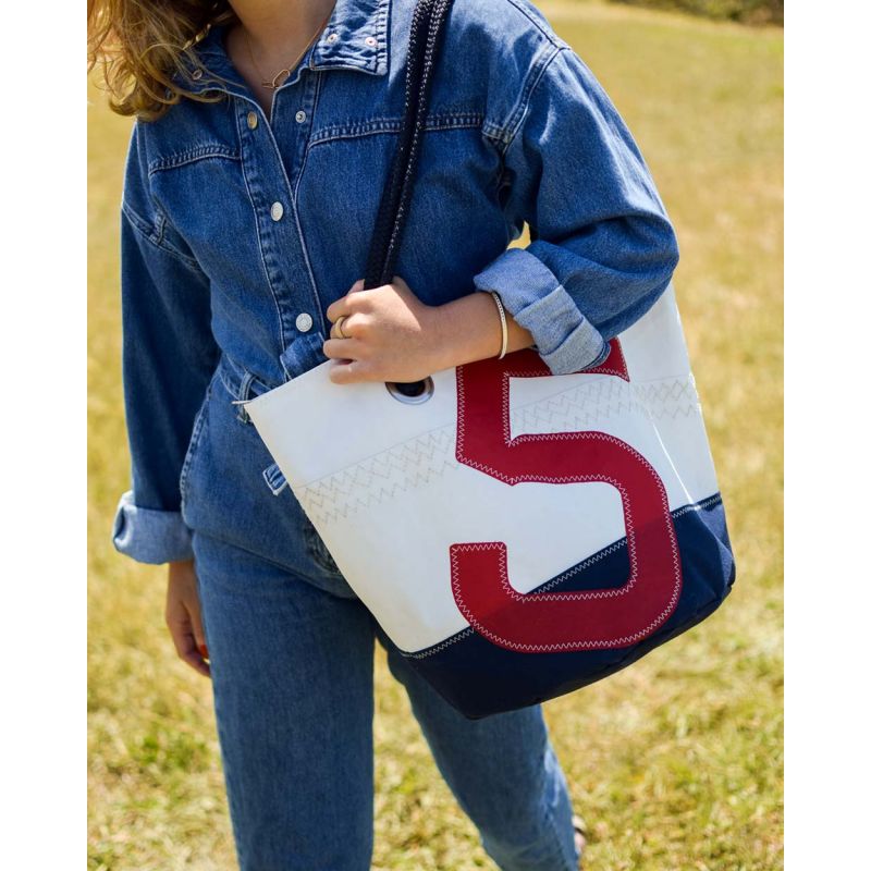 Damen Handtasche "Sandy" by 727 Sailbags / Segeltuch weiß / Boden navy / Motiv 5 rot