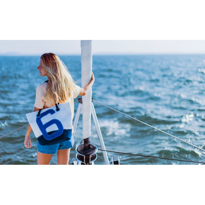 Damen Handtasche "Sandy" by 727 Sailbags / Segeltuch weiß / Boden navy / Motiv 6 blau