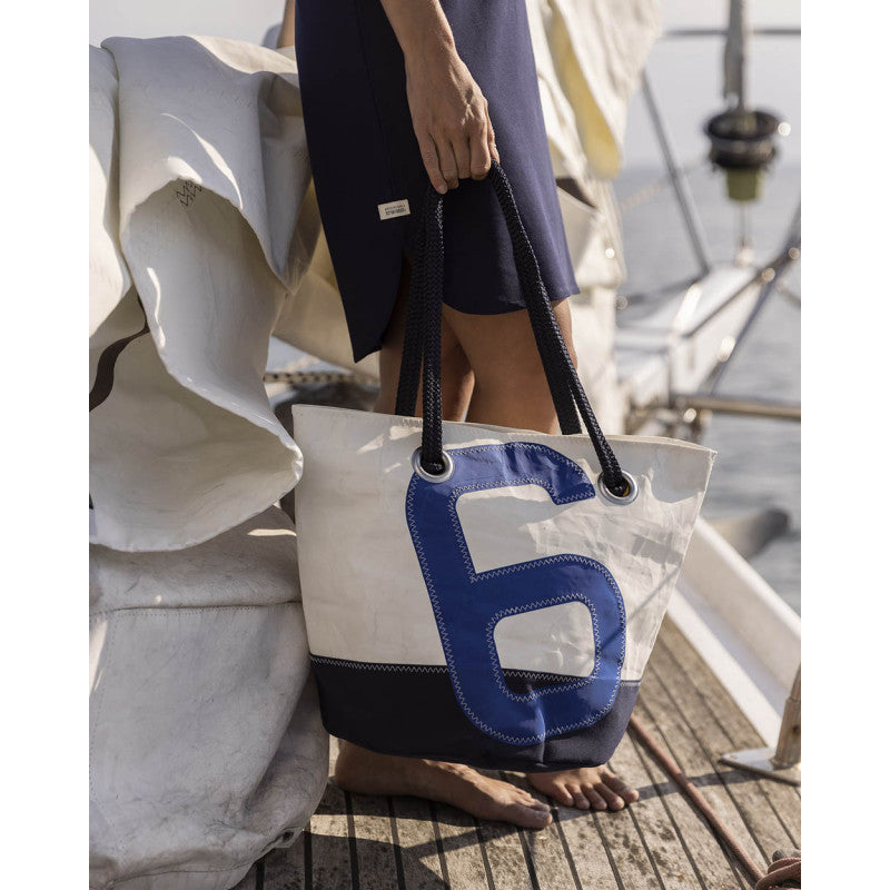 Damen Handtasche "Sandy" by 727 Sailbags / Segeltuch weiß / Boden navy / Motiv 6 blau