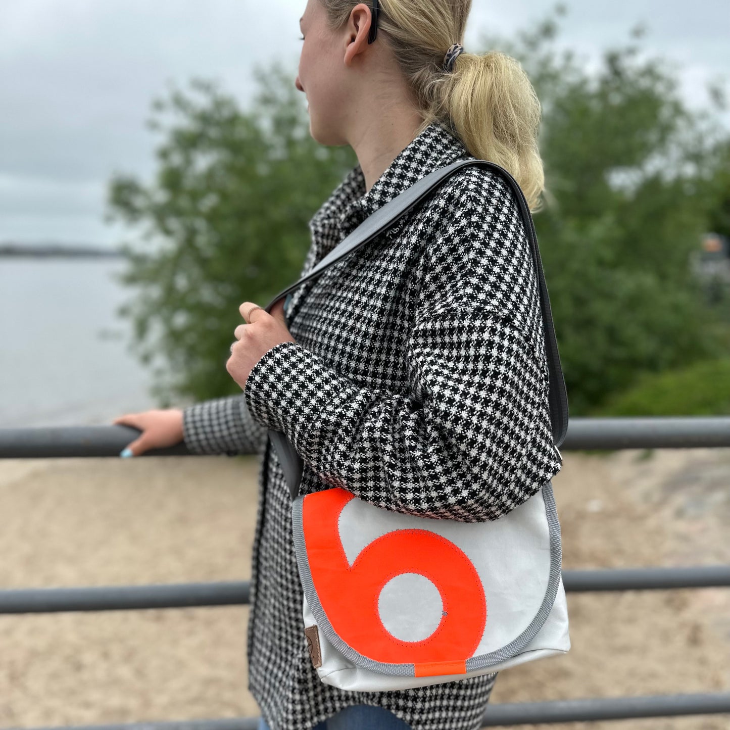 Damen Umhängetasche 360 Grad "Perle" / Segeltuch weiß / Zufallszahl orange