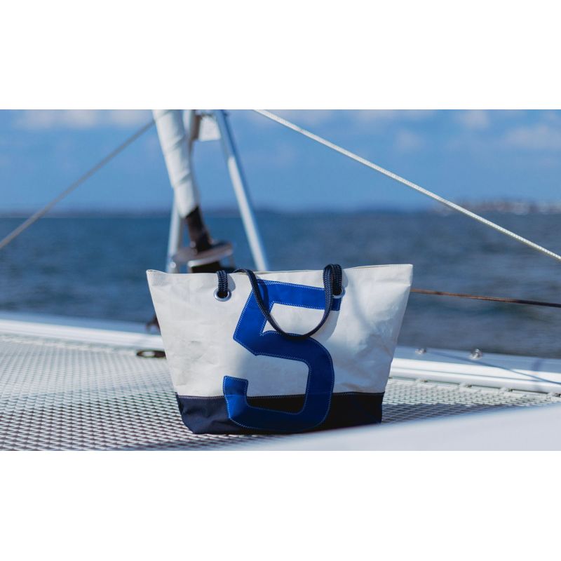Damen Reisetasche "Carla" by 727 Sailbags / Segeltuch weiß / Boden navy / Motiv 5 blau
