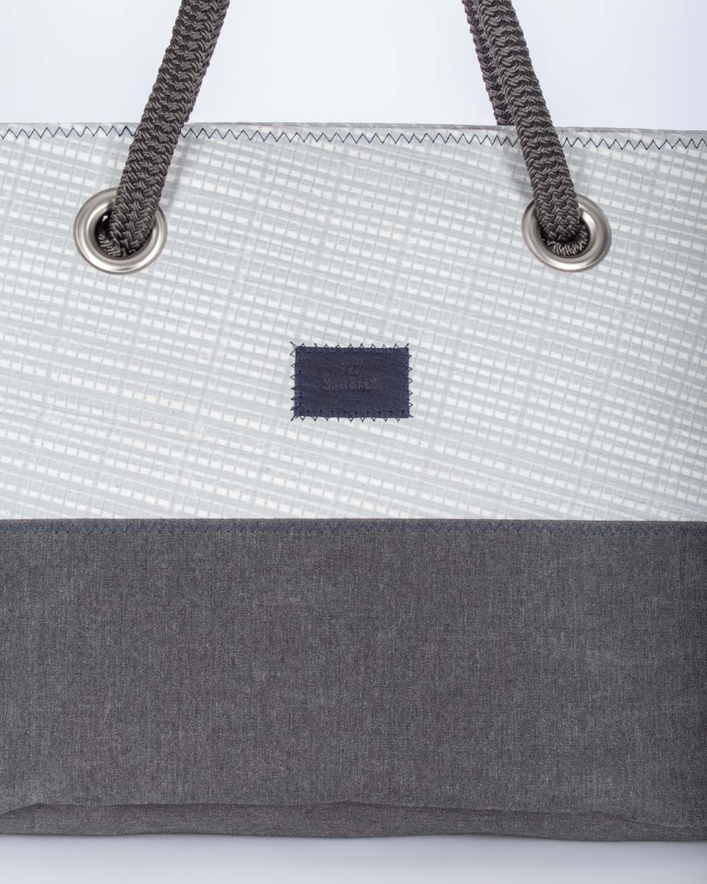 Damen Handtasche "Charlie" by 727 Sailbags / Segeltuch weiß / Boden grau / Motiv 6 blau