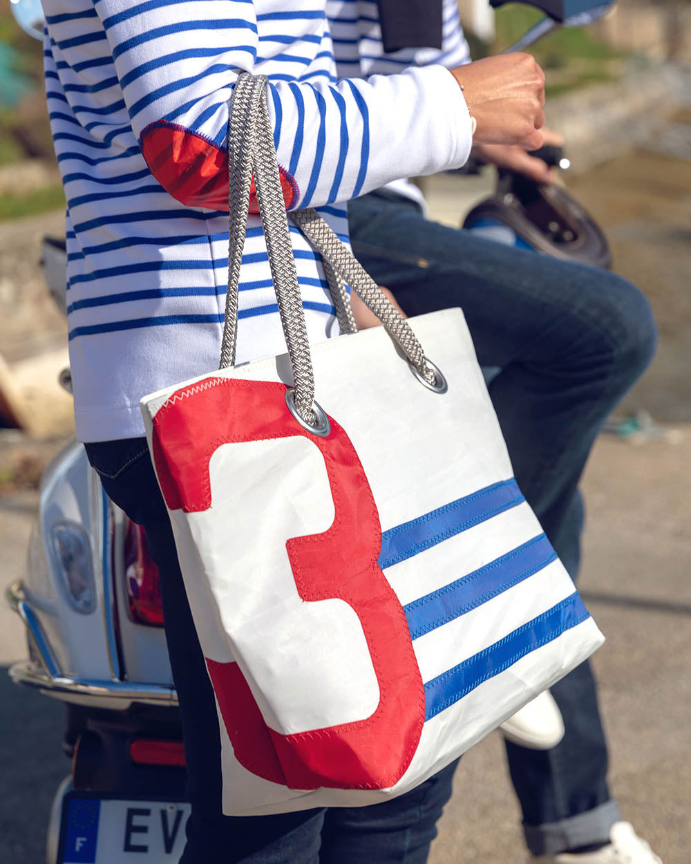 Damen Handtasche "Charlie" by 727 Sailbags / Segeltuch weiß blau / Motiv 3 rot